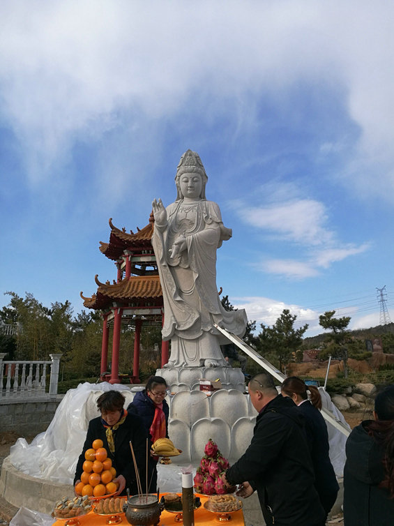 felicite a pedra haobo na instalação da estátua de Buda com sucesso